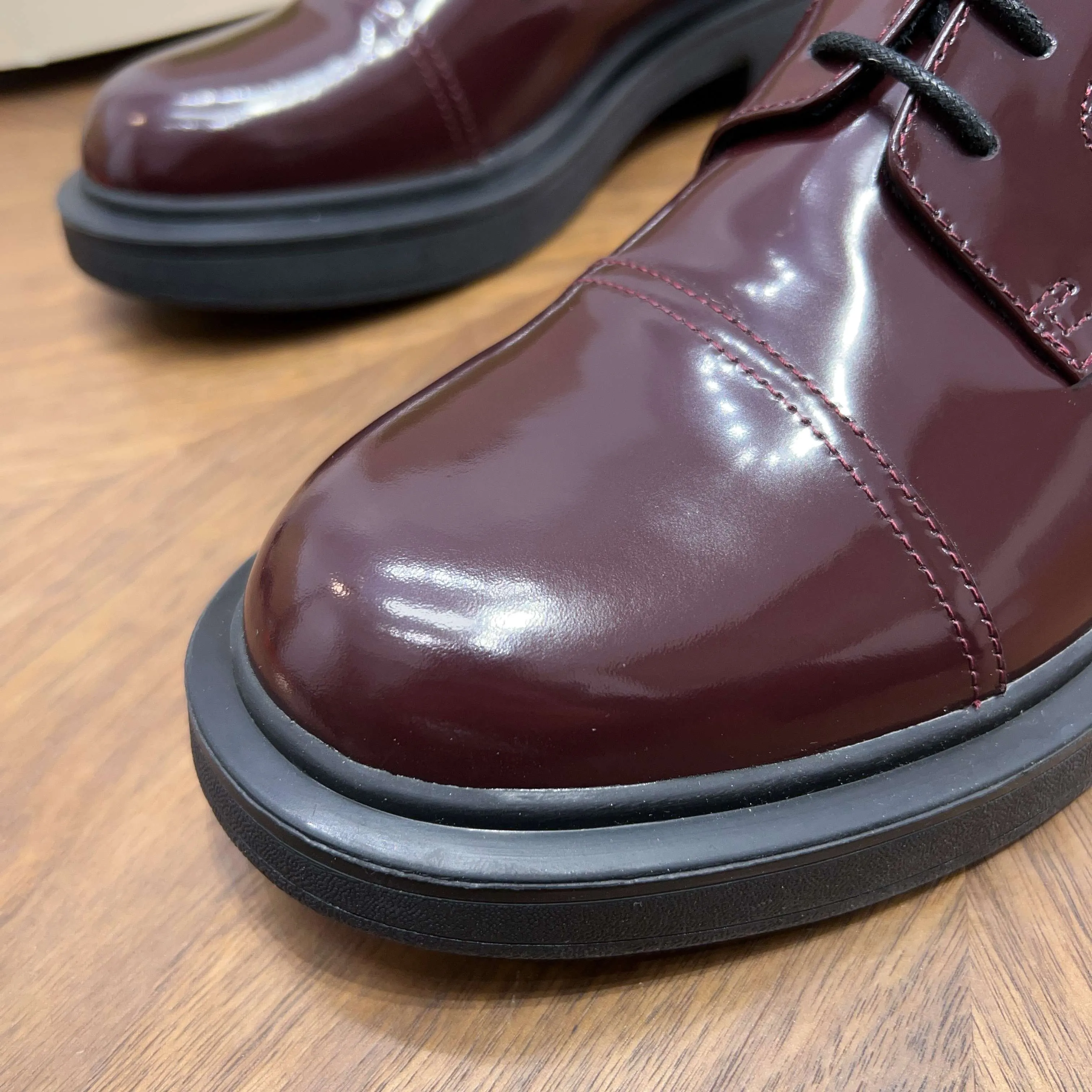 💰780 Gucci/Gucci new men’s lace-up shoes with GG details, matte cow leather derby shoes! The design of this men's lace-up shoe is rooted in the brand's heritage. Crafted from premium waxed cow leather, it is embellished with GG printed embossed suede leather details, a nod to Gucci's iconic monogram. The rubber sole decorated with GG pattern adds a touch of modern fashion to this design. Typical three-joint style design. European and American classic version, full calfskin lining. The overall upper texture is soft and the lining is comfortable and breathable. 2CM thickened soft rubber sole, easy to control. Versatile and stylish upper foot, multiple colors available to meet different matching needs, complete package! Size: 39-40-41-42-43-44 leather shoe size (38.45.46 can be customized)